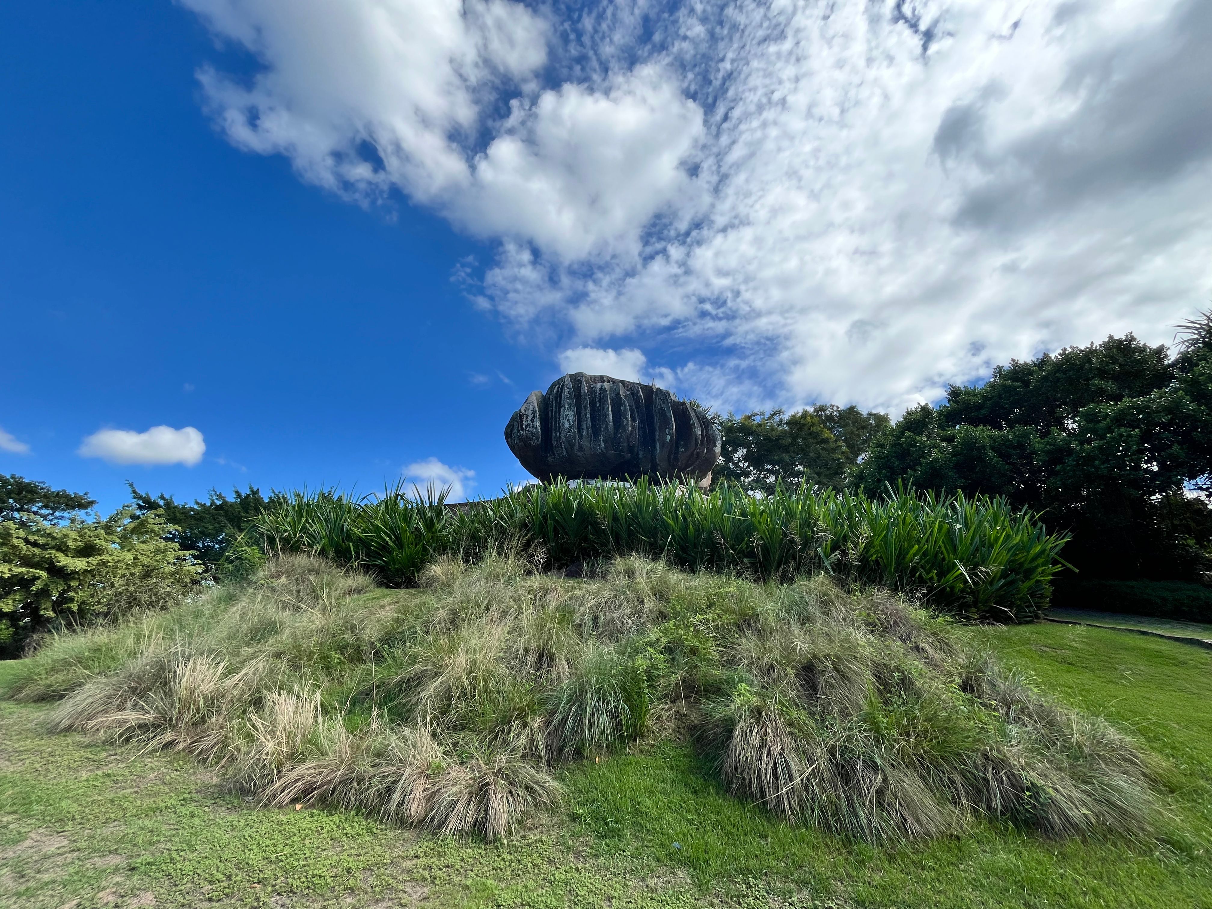 imagem de um jardim com uma grande pedra que se parece com uma cebola