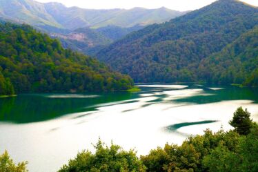 rio com montanhas verdes em volta