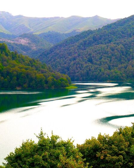 rio com montanhas verdes em volta