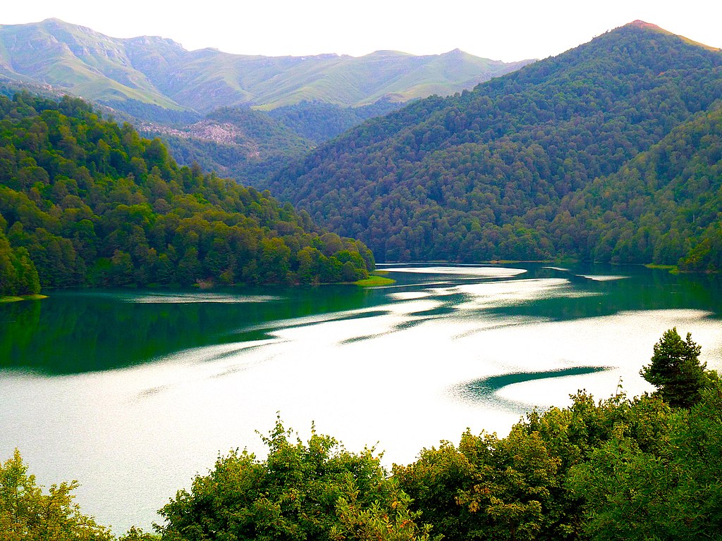 rio com montanhas verdes em volta