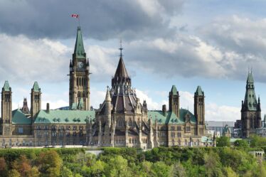parlamento de Ottawa sobre uma coluna verde