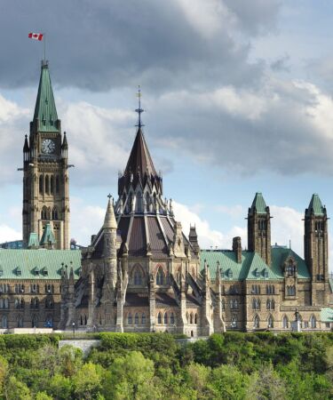 parlamento de Ottawa sobre uma coluna verde