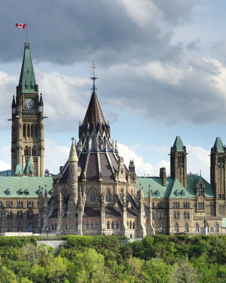 parlamento de Ottawa sobre uma coluna verde