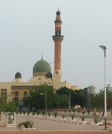 mesquita com belo minarete no Niamey no Niger