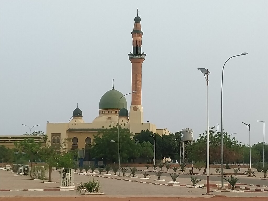 mesquita com belo minarete no Niamey no Niger