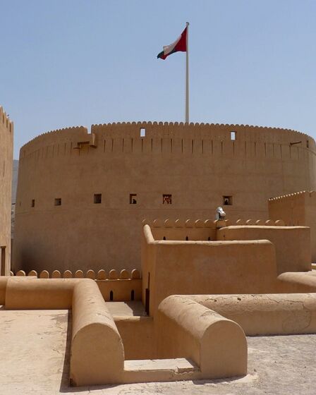 Forte em corte de terra em Nizma em Omã